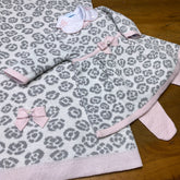 Vestido, Calça e Manta - Oncinha - Natural, Steal e Rosa Pastel com Pérolas Swarovski