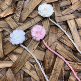 Prendedor de Chupetas - Camelia - Rococó e Pérolas