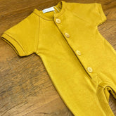 Macacão Manga Curta - Suedine - Wood - Mostarda