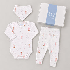 Kit presente para bebê Conjunto Suedine Bonequinha com body, calça e babador bandana