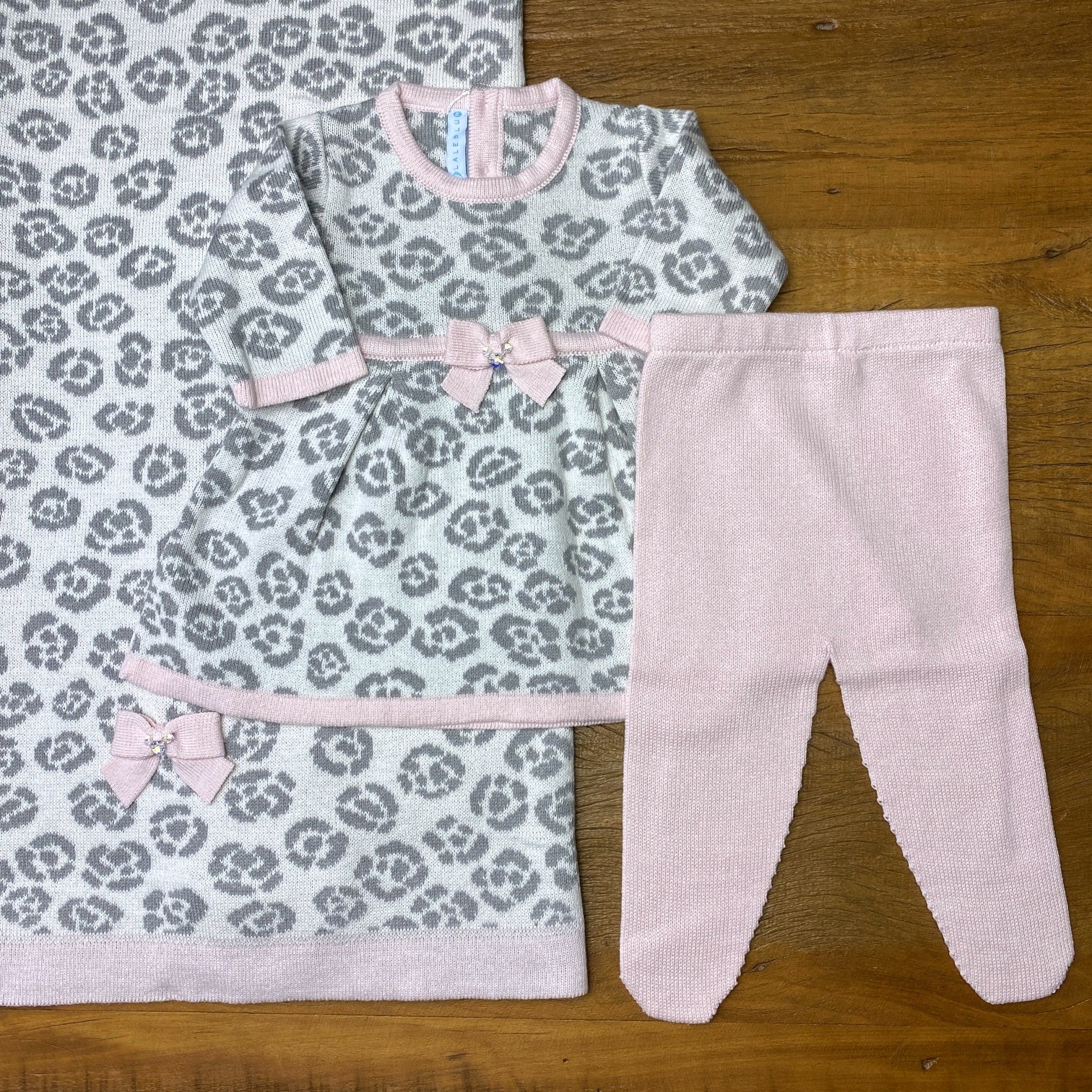 Vestido, Calça e Manta - Oncinha - Natural, Steal e Rosa Pastel com Pérolas Swarovski