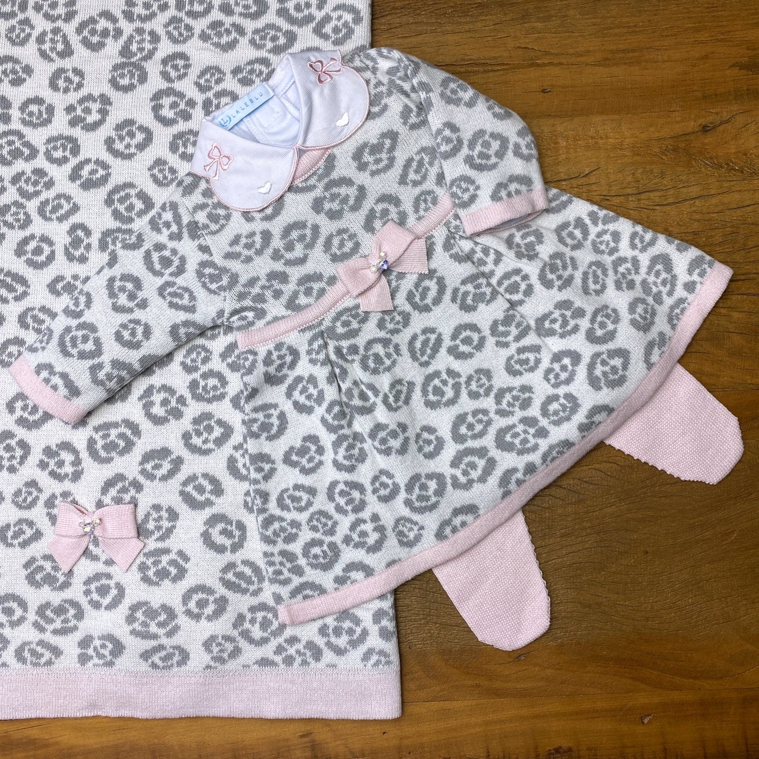 Vestido, Calça e Manta - Oncinha - Natural, Steal e Rosa Pastel com Pérolas Swarovski