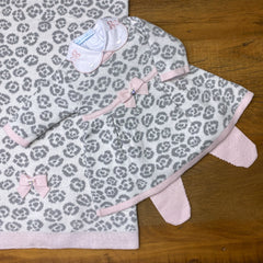 Vestido, Calça e Manta - Oncinha - Natural, Steal e Rosa Pastel com Pérolas Swarovski