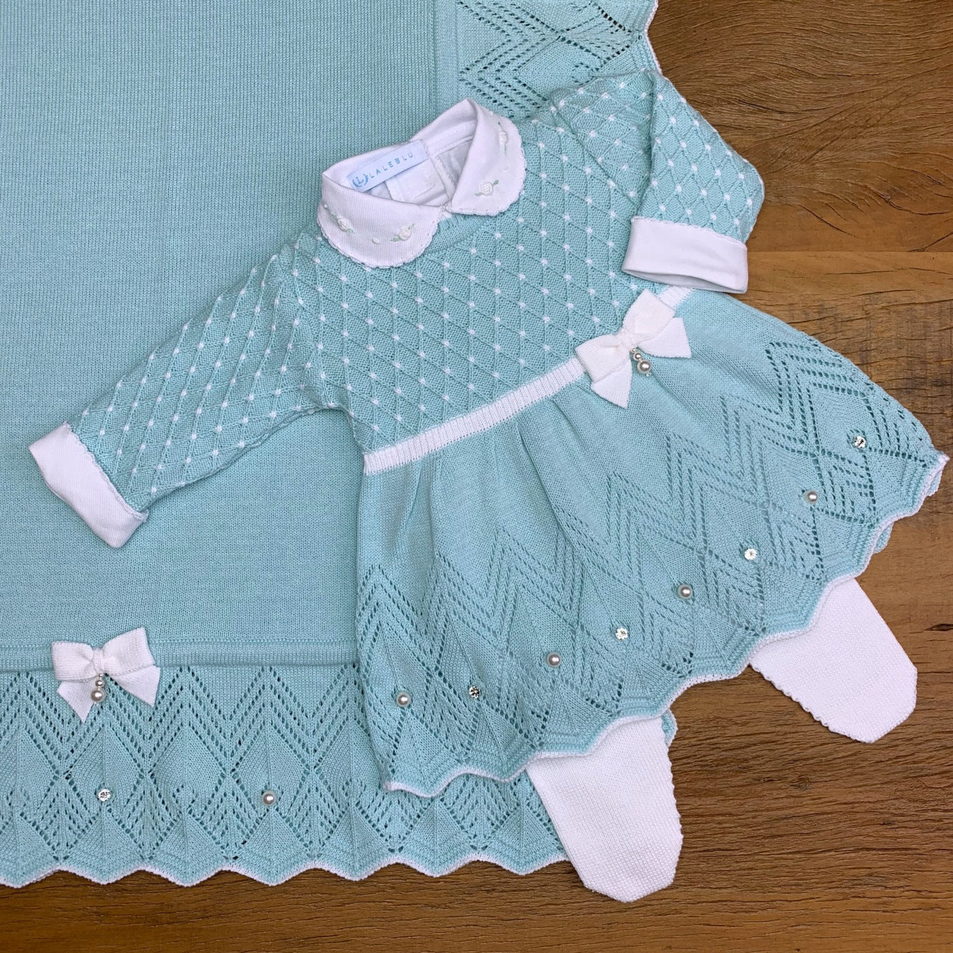 Vestido. Calça e Manta - Casinha - Verdinho e Branco com Pérolas e Cristais Swarovski