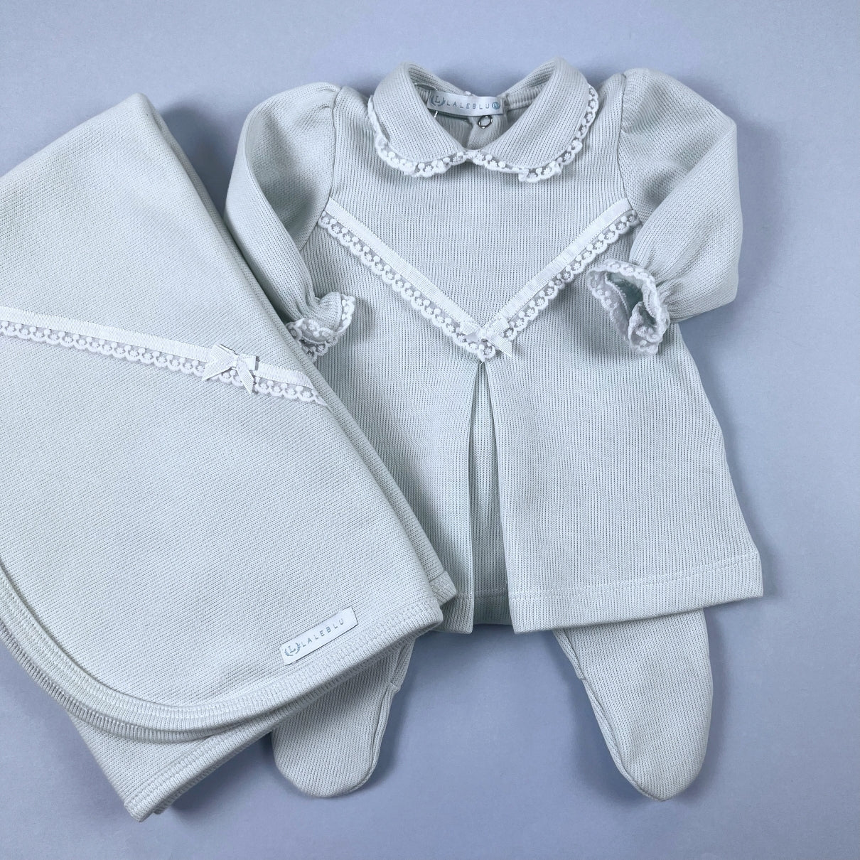 Vestido. Calça e Manta para Bebê - Tricotil - Aurora - Verdinho e Branco